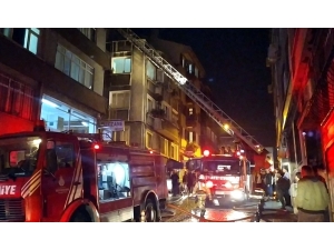 Fatih’te 6 Katlı Binanın Çatısında Korkutan Yangın