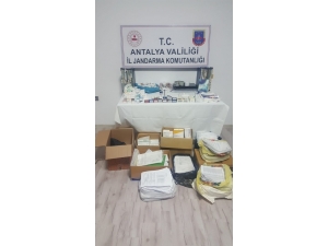 Para Karşılığı Uyuşturucu Hap Satan Ve Turistlere Sahte Rapor Düzenleyen Doktor Yakalandı