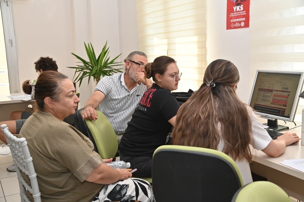 manisa-buyuksehir-den-lgs-adaylarina-ucretsiz-tercih-destegi