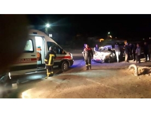 Otomobil Mandaya Çarptı: 2 Yaralı