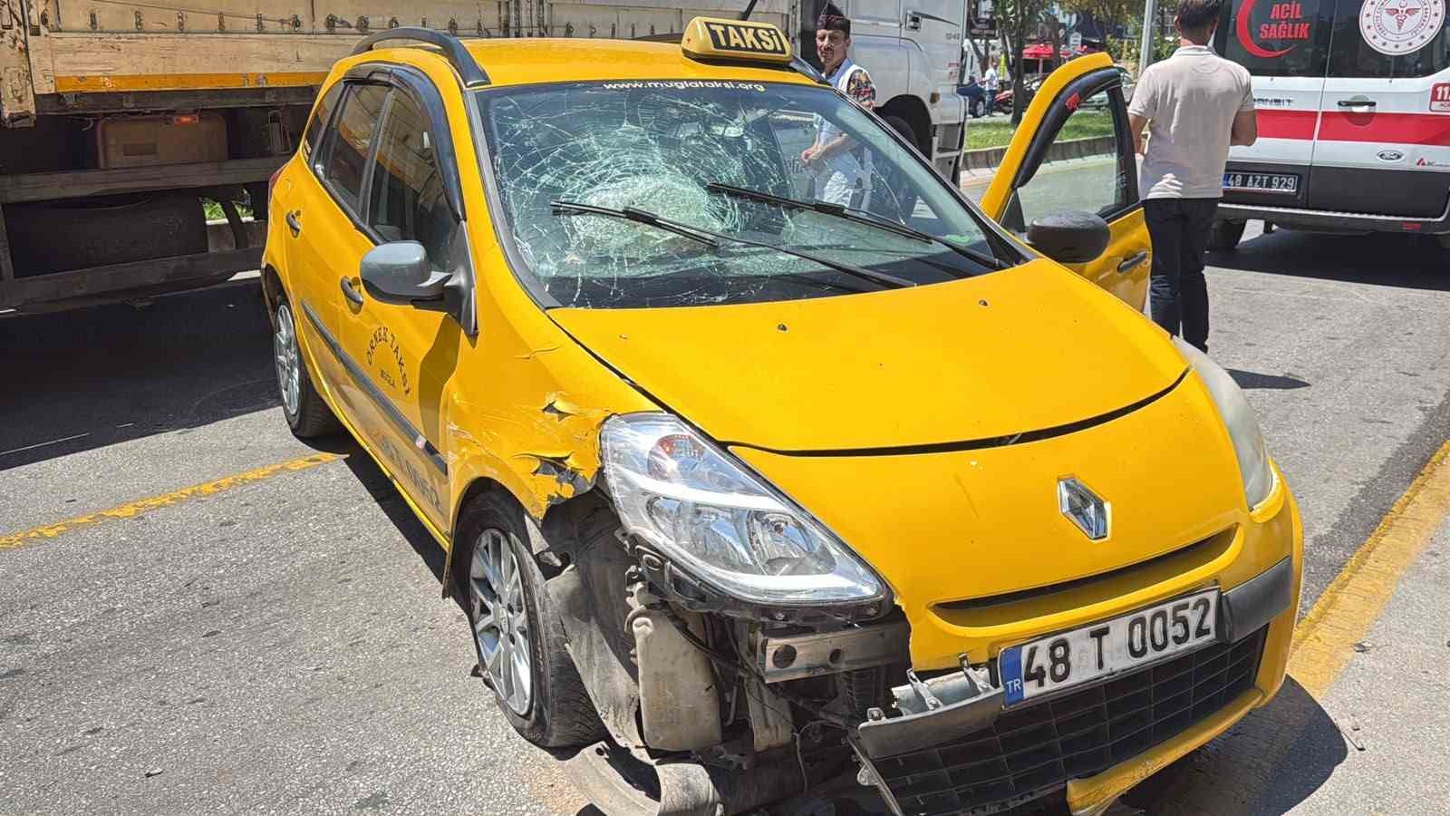 mentese-de-park-halindeki-araclara-carpan-taksinin-surucusu-yaralandi