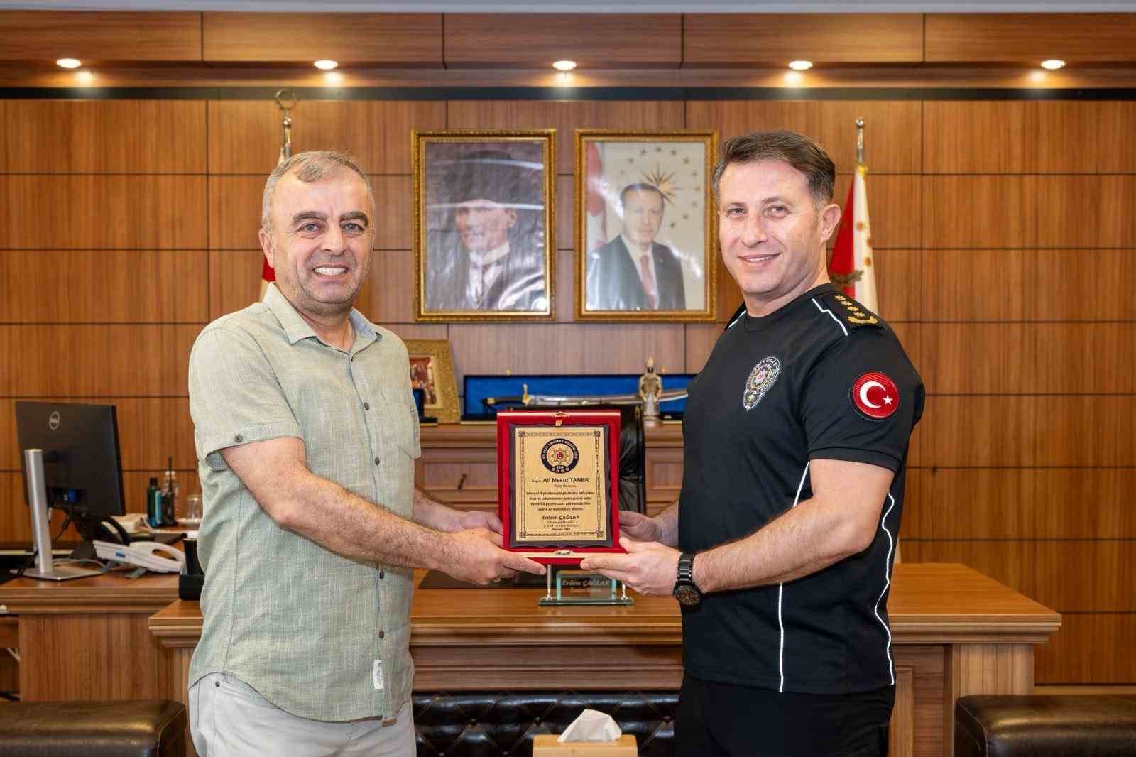 bilecik-te-emekli-olan-polis-memuru-taner-e-plaket-takdim-edildi