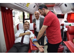 Başkan Şahin, Kızılay Kan Bağışı Aracını Ziyaret Etti