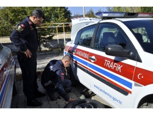 Şuhut Jandarma Trafik Ekiplerine Kış Lastiği Uygulaması