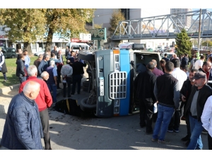 Yolcu Minibüsü Devrildi; 7 Yaralı