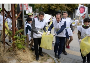 Pursaklar’da Öğrenciler Sokakları Temizledi