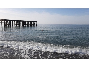 Soğuğa Aldırmadan Denize Girdiler