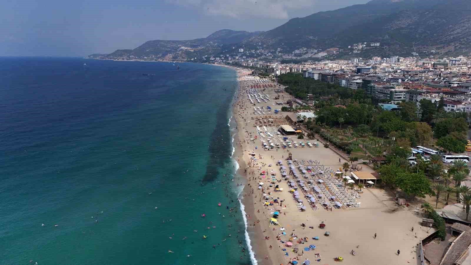 alanya-da-tatilciler-deniz-ve-gunesin-tadini-cikardi