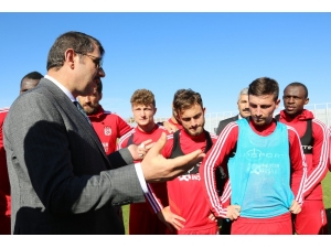 Vali Ayhan’dan Sivasspor’a Moral Ziyareti