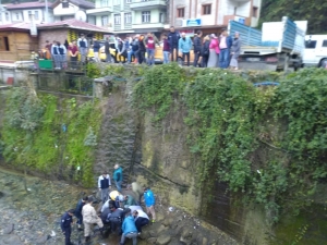 Çamlıhemşin’de Dereye Düşen Genç Yaralandı
