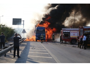 Suriyeli Çocuklara Oyuncak Götüren Tır Alev Alev Yandı