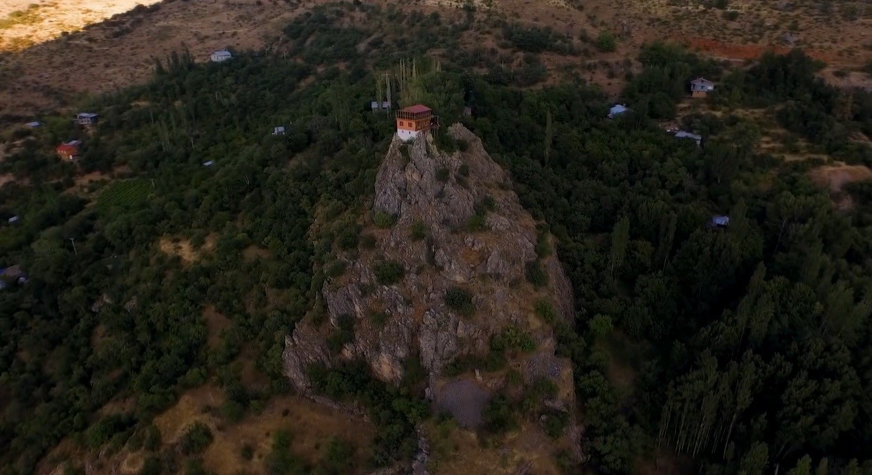 96-basamakli-kayaliklarin-uzerindeki-ev-30-milyon-liradan-satisa-sunuldu