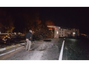 Tır Devrildi, Zonguldak-düzce Karayolu Trafiğe Kapandı