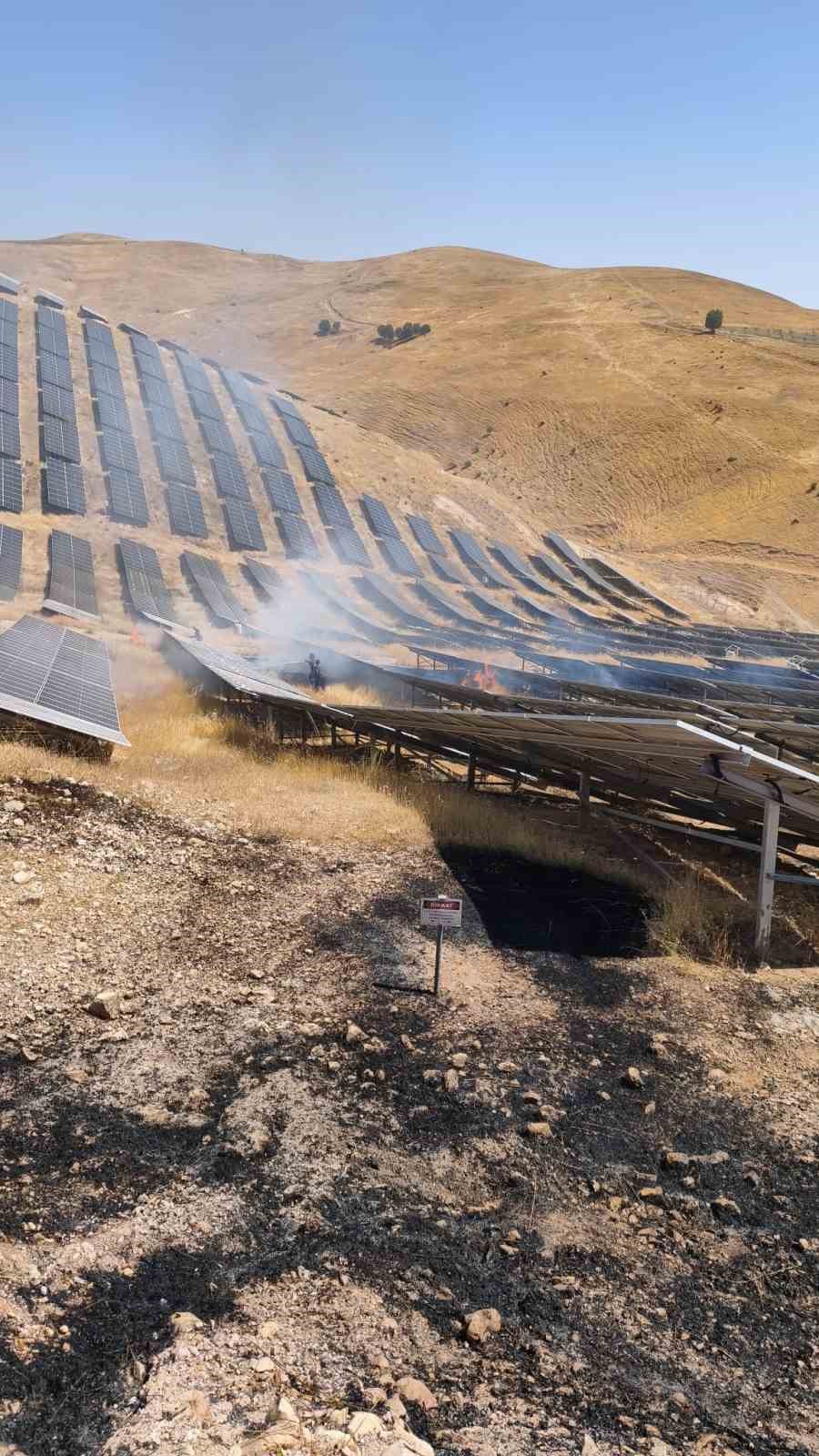 kurtalan-da-gunes-enerjisi-panellerinde-yangin