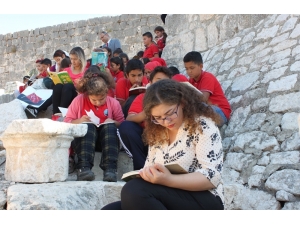 Tarihi Kızkalesi’nde Kitap Okudular