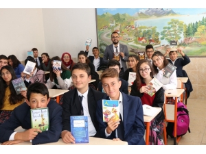 Öğrencilerden Köy Okullarına Kitap Desteği