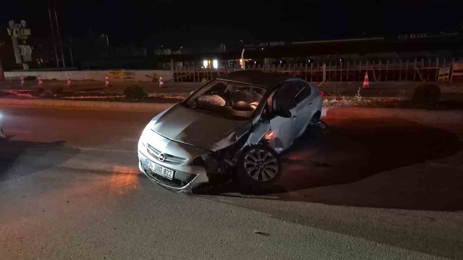 eskisehir-de-alkollu-surucunun-kullandigi-otomobil-orta-refujdeki-tabelayi-devirdi
