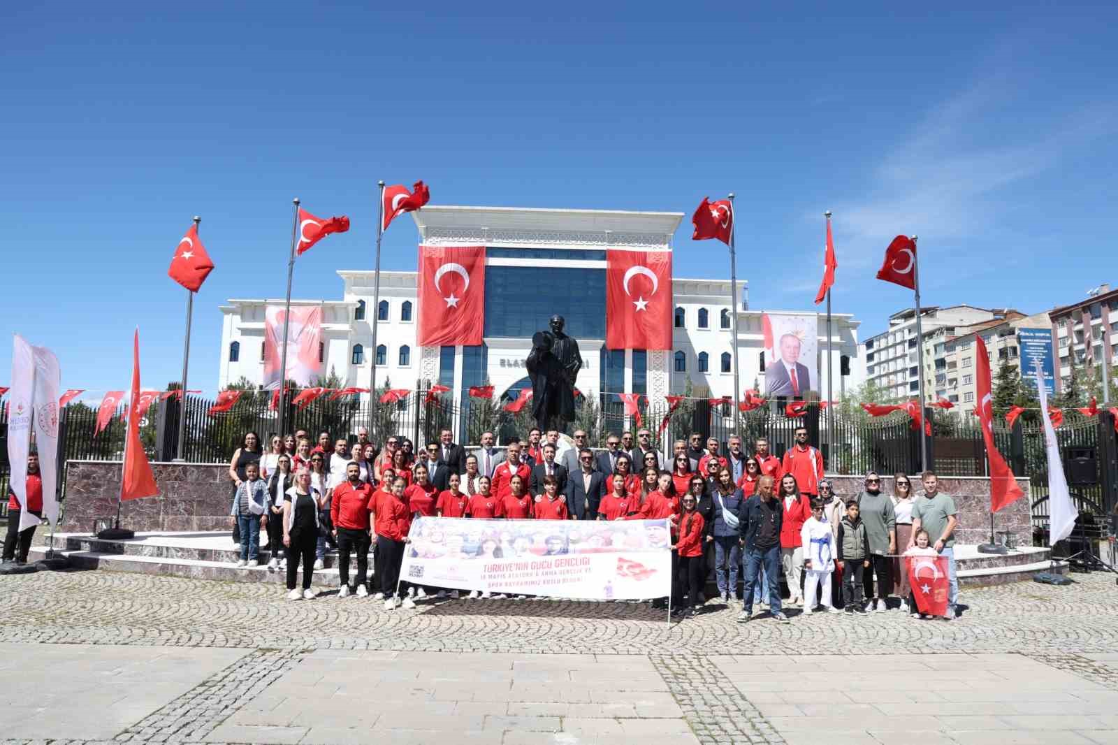 elazig-da-19-mayis-kutlamalari-celenk-sunma-ile-basladi