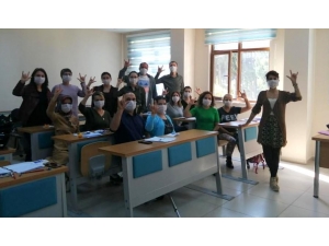 Lösemiye İşaret Dili İle Dikkat Çektiler