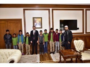 Hokeycilerden Vali Baruş’a Ziyaret