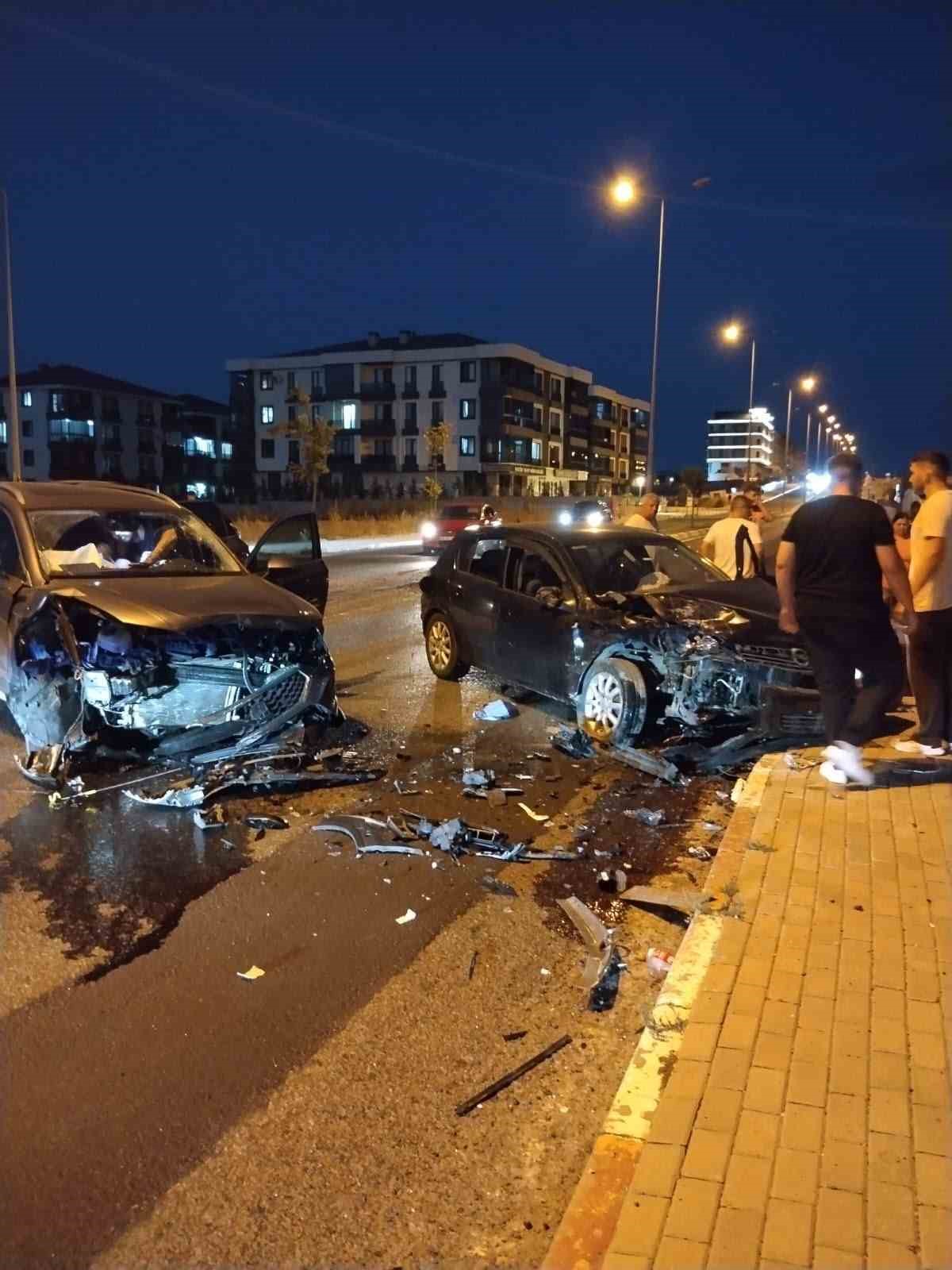 luleburgaz-da-otomobil-ile-suv-arac-carpisti-8-yarali