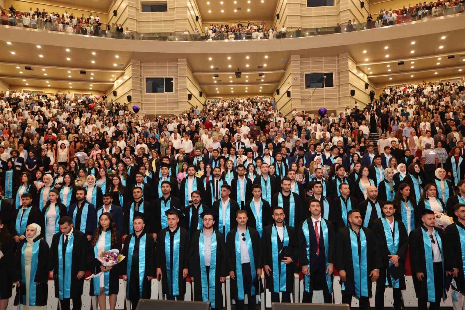 eru-havacilik-ve-uzay-bilimleri-fakultesi-nde-mezuniyet-sevinci