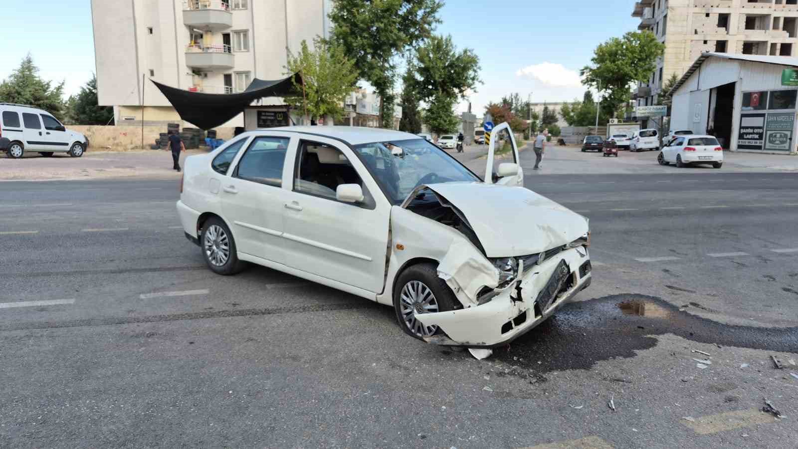 adiyaman-da-iki-otomobil-carpisti-1-i-agir-3-yarali