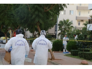 4 Kişinin Öldüğü Dairede Özel Ekip İncelemelerine Başladı