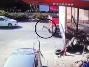 Geri Manevra Yapan Tırın Altında Kaldı, Ölümden Döndü