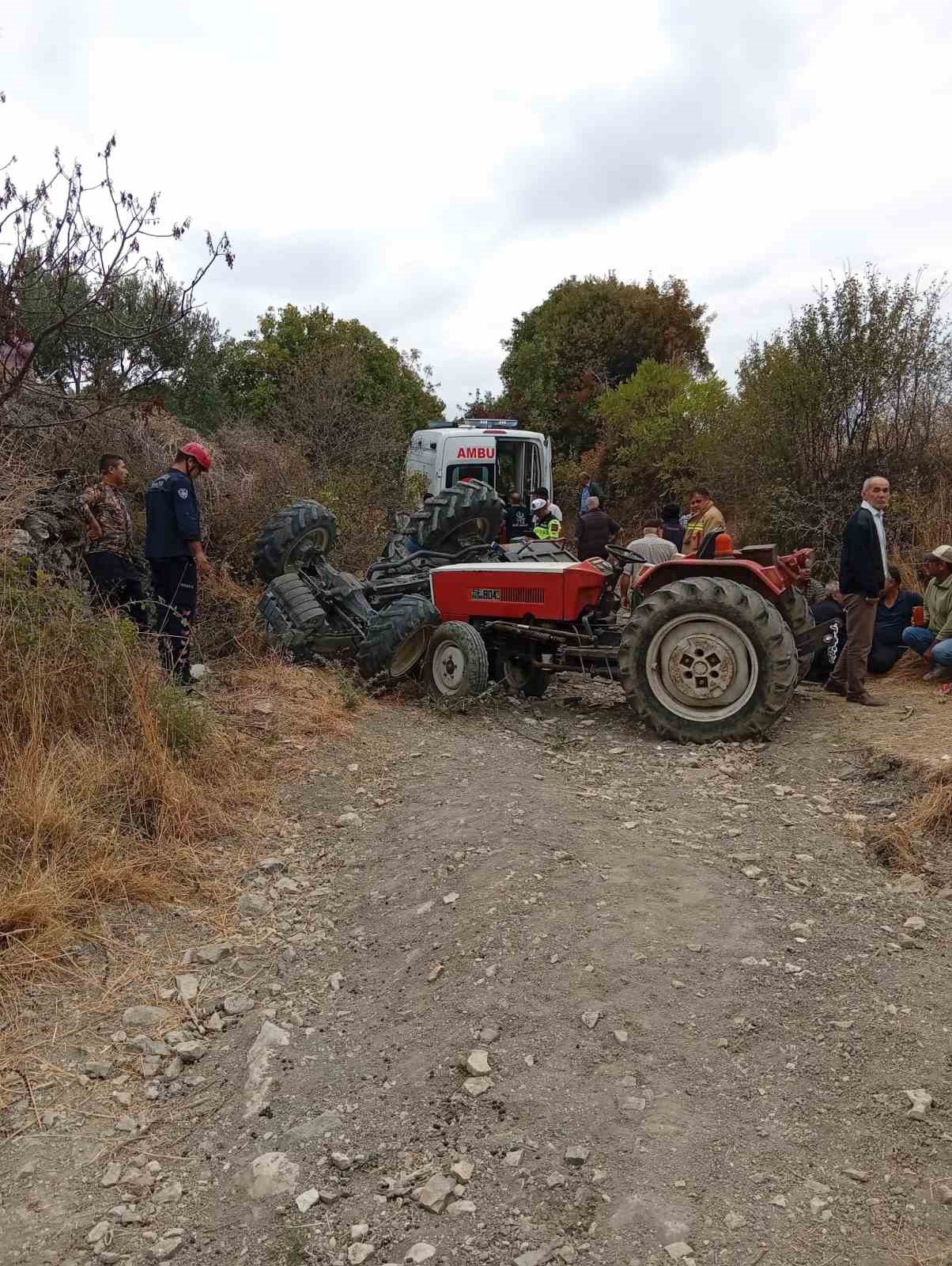 manisa-da-traktor-devrildi-2-olu-3-yarali