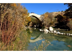 Mimarisiyle Mostar Köprüsü’ne Benzetilen Tağar Köprüsün’de Sonbahar Şölen