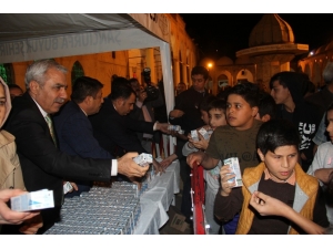 Büyükşehir’den Mevlid Kandili’nde Vatandaşlara Süt İkramı