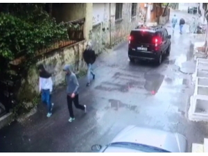 İstanbul’da Güpegündüz Evlere Dadanan Hırsızlar Kamerada