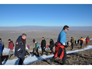 Kars’ta Afad Gönüllüleri Yahni Dağı’na Tırmandı