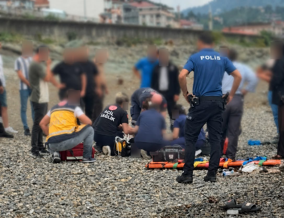 rize-de-dalgalara-kapilan-2-kardesten-1-i-hayatini-kaybetti-digeri-araniyor