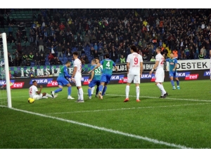 Süper Lig: Çaykur Rizespor: 1 - Antalyaspor: 0 (İlk Yarı)