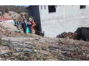 Traktör Şarampole Devrildi: 1 Ölü, 3 Yaralı