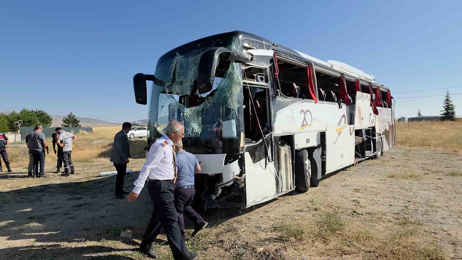 kutahya-afyonkarahisar-kara-yolunda-yolcu-otobusu-devrildi-31-yarali