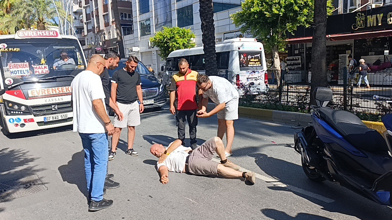 duran-araclari-son-anda-fark-ettiler-frene-basinca-devrilerek-suruklendiler
