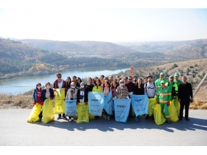 Üniversite Öğrencilerinden Çevre Temizliği
