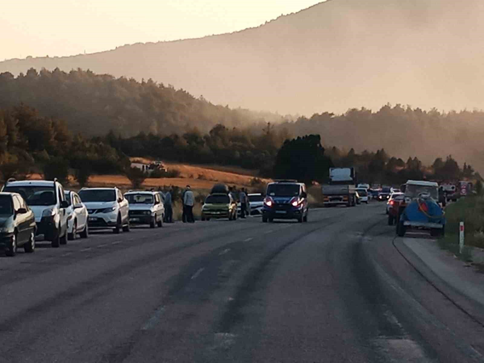 vezirhan-golpazari-karayolu-orman-yangini-nedeniyle-trafige-kapatildi