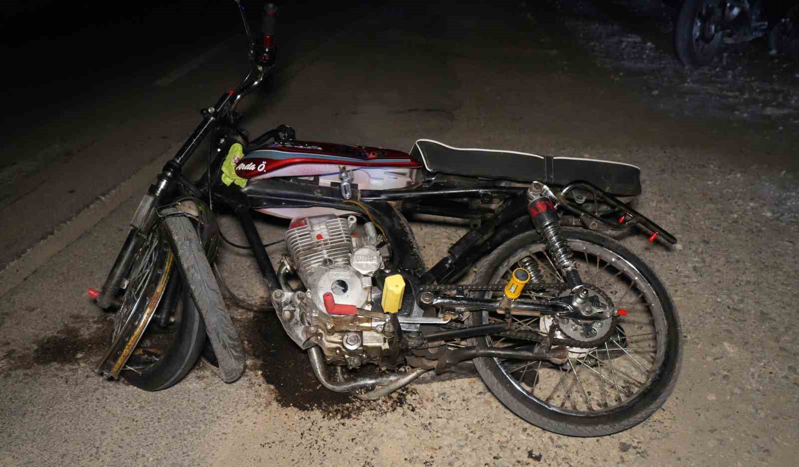 trafik-levhasina-carpan-motosiklet-hurdaya-dondu-2-yarali