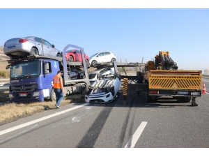 Tem’de Kaza Yapan Tırdaki Sıfır Otomobiller Hurdaya Döndü