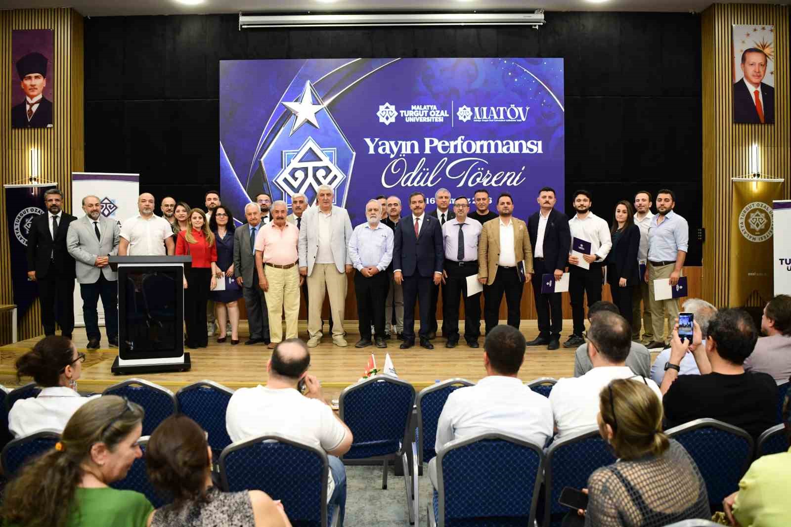 mtu-de-akademik-kurul-toplandi-basarili-akademisyenler-odullendirildi