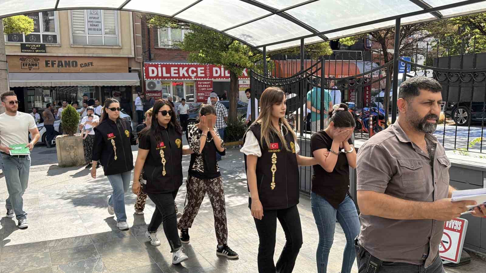 hirsizlik-amaci-ile-evin-kapisini-acmaya-calisirken-sucustu-yakalanan-3-kadin-tutuklandi