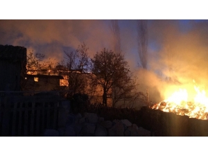 Enkazın Altında Yaşlı Adamın Cenazesi Aranıyor