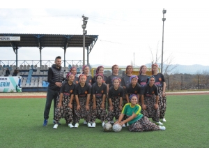 Çanakkale’de Kızların Renkli Futbol Maçı