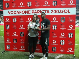 Diaby’ye Maçtan Önce 200. Gol Plaketi