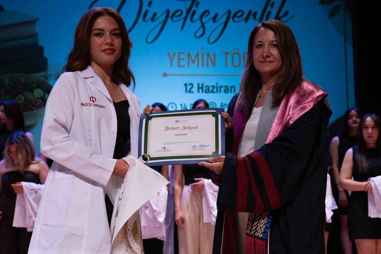 beslenme-ve-diyetetik-bolumu-mezunlari-diyetisyenlik-yemini-etti