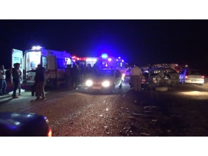 Bursa’da Minibüs İle Otomobil Kafa Kafaya Çarpıştı: 1 Ölü, 20 Yaralı